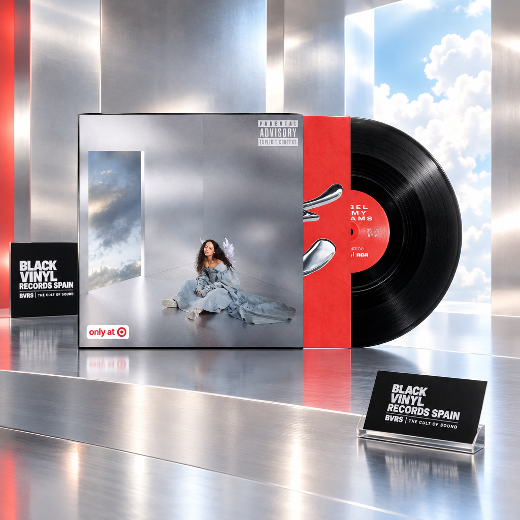 Packshot de JADE con vinilo negro en un escenario plateado con nubes, cartel y tarjeta BVRS