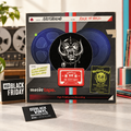Motörhead, imagen BVRS RSD en un estudio luminoso con detalles rojos y turquesa
