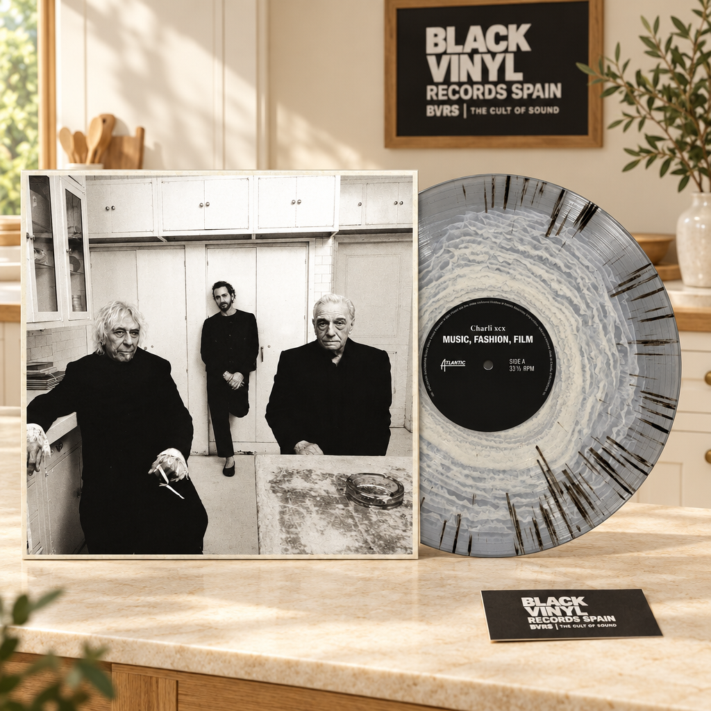 Packshot de vinilo en una escena BVRS luminosa con tonos crema, madera y detalles verdes