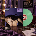 GUTS de Olivia Rodrigo en vinilo verde menta, presentado en escena de camerino violeta