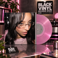 Portada y vinilo rosa en primer plano en una escena editorial BVRS.