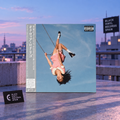 Edición japonesa en CD de GUTS de Olivia Rodrigo con franja japonesa en una escena urbana