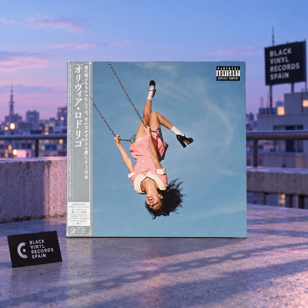 Edición japonesa en CD de GUTS de Olivia Rodrigo con franja japonesa en una escena urbana