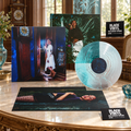 Escena editorial BVRS en un salón vintage luminoso, con vinilo aqua y blanco y piezas del packshot
