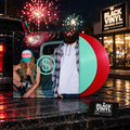 Escena BVRS con portada y vinilos rojo y menta, fuegos artificiales, cartel y tarjeta de Black Vinyl Records Spain