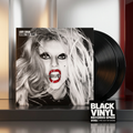 Escena editorial BVRS cálida de Lady Gaga Born This Way con portada y dos vinilos negros protagonistas