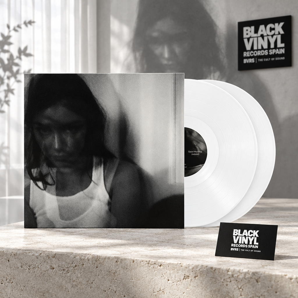 Portada monocroma y dos vinilos blancos en una escena editorial de Black Vinyl Records Spain