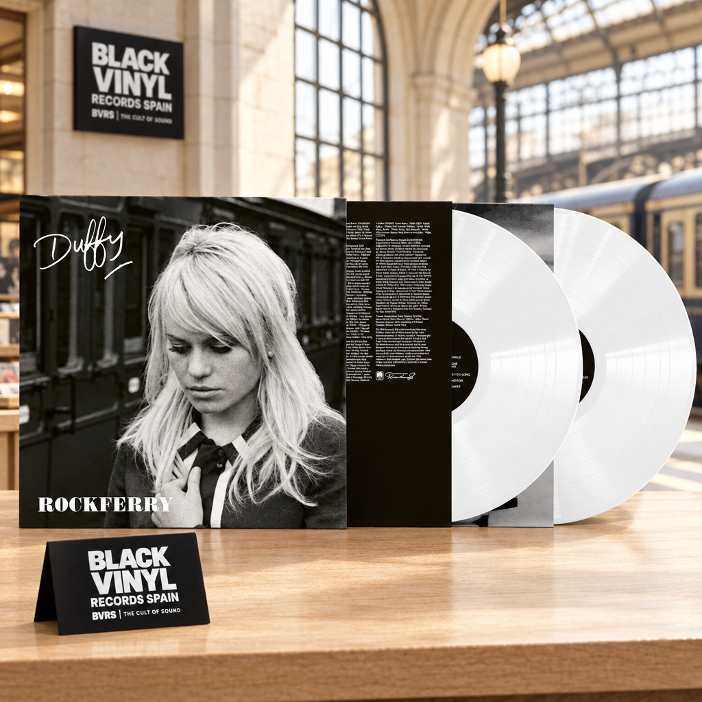 Duffy Rockferry con dos vinilos blancos en una escena editorial BVRS