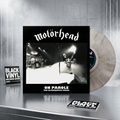 Escena editorial BVRS inspirada en Motörhead - On Parole, con acero cepillado, gris frío y neblina suave