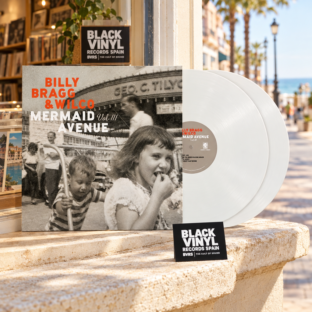 Billy Bragg & Wilco - Mermaid Avenue Vol. III con dos vinilos blancos en una escena editorial BVRS