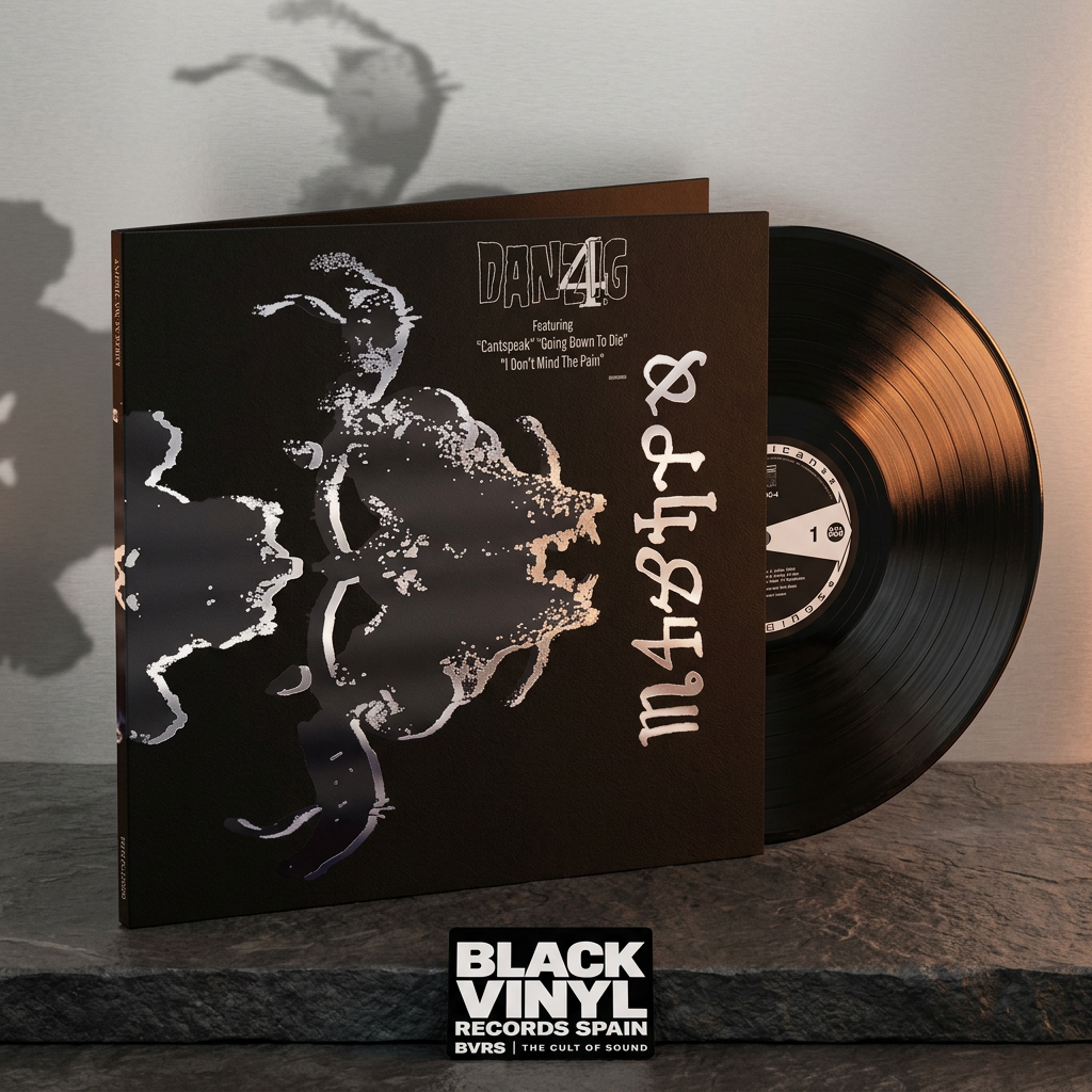 Escena editorial BVRS cálida de Danzig 4 con portada y vinilo negro protagonistas y una tarjeta de la tienda