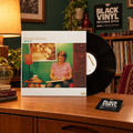 Camera Obscura - Biggest Bluest Hi Fi en un rincón de escucha retro con cartel y tarjeta de Black Vinyl Records Spain