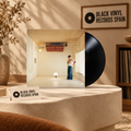 Escena editorial BVRS de Harry's House con funda y vinilo negro
