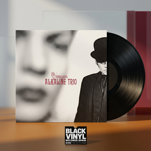 Escena editorial BVRS cálida de Alkaline Trio Crimson con portada y vinilo negro protagonistas