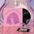 Promise Me Delight con dos vinilos negros en un escenario disco BVRS rosa y violeta