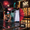 Escena BVRS con portada y vinilo rojo splatter, fuegos artificiales y cartel y tarjeta de Black Vinyl Records Spain