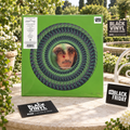 George Harrison en una escena de jardín luminoso con distintivos BVRS y RSD Black Friday
