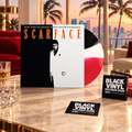 Banda sonora de Scarface en vinilo rojo, blanco y negro, en una escena inspirada en Miami con cartel y tarjeta Black Vinyl Records Spain.