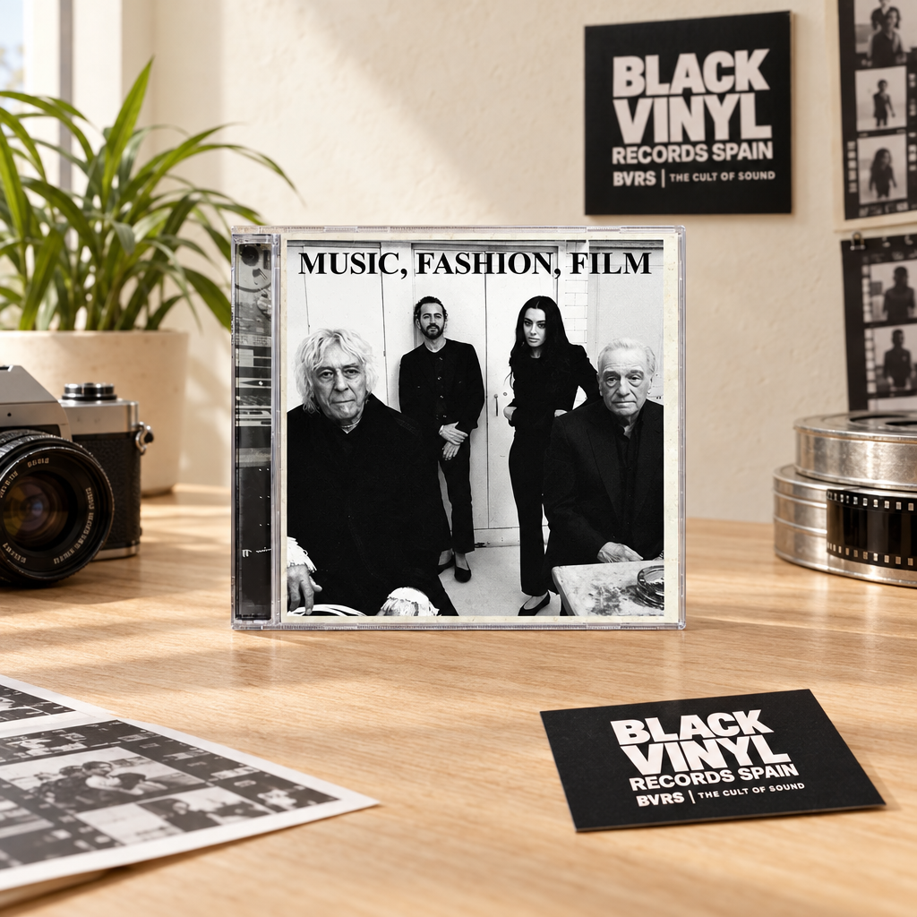 CD Music, Fashion, Film en un estudio luminoso con cartel y tarjeta de Black Vinyl Records Spain.