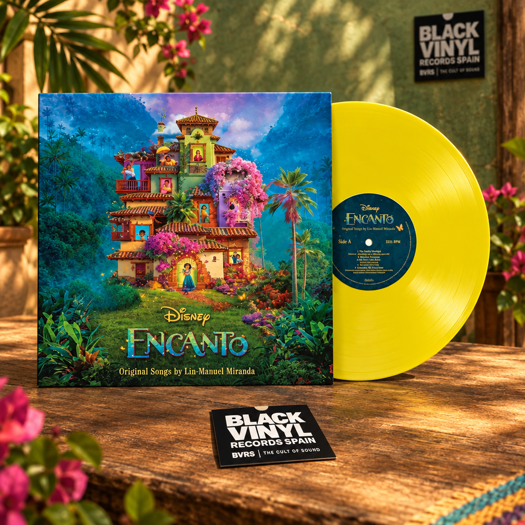 Encanto en vinilo amarillo con portada protagonista en un patio tropical y tarjeta de Black Vinyl Records Spain.