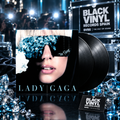 Lady Gaga - The Fame con dos vinilos negros en una escena BVRS con cristales y flashes