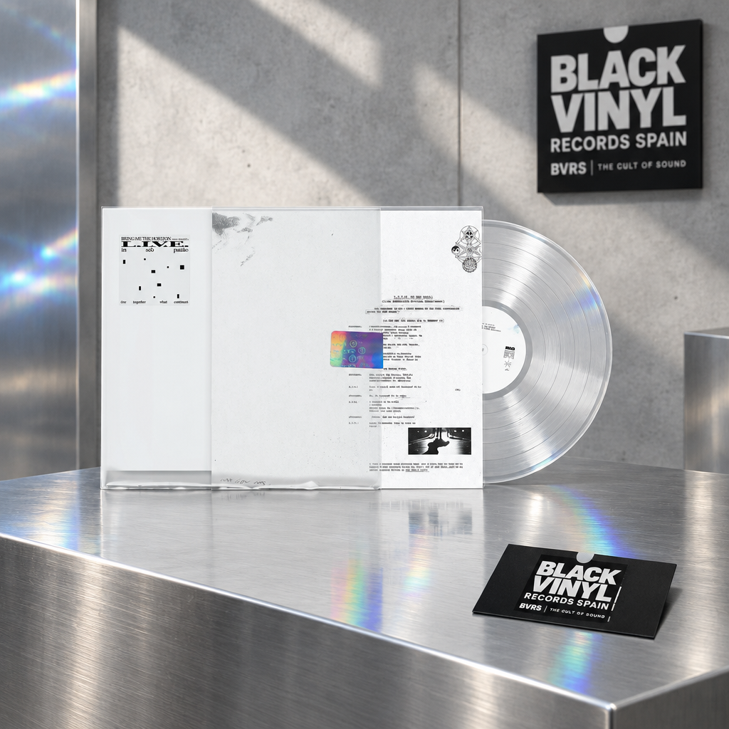 Presentación blanca con disco transparente en un escenario industrial con cartel y tarjeta de Black Vinyl Records Spain
