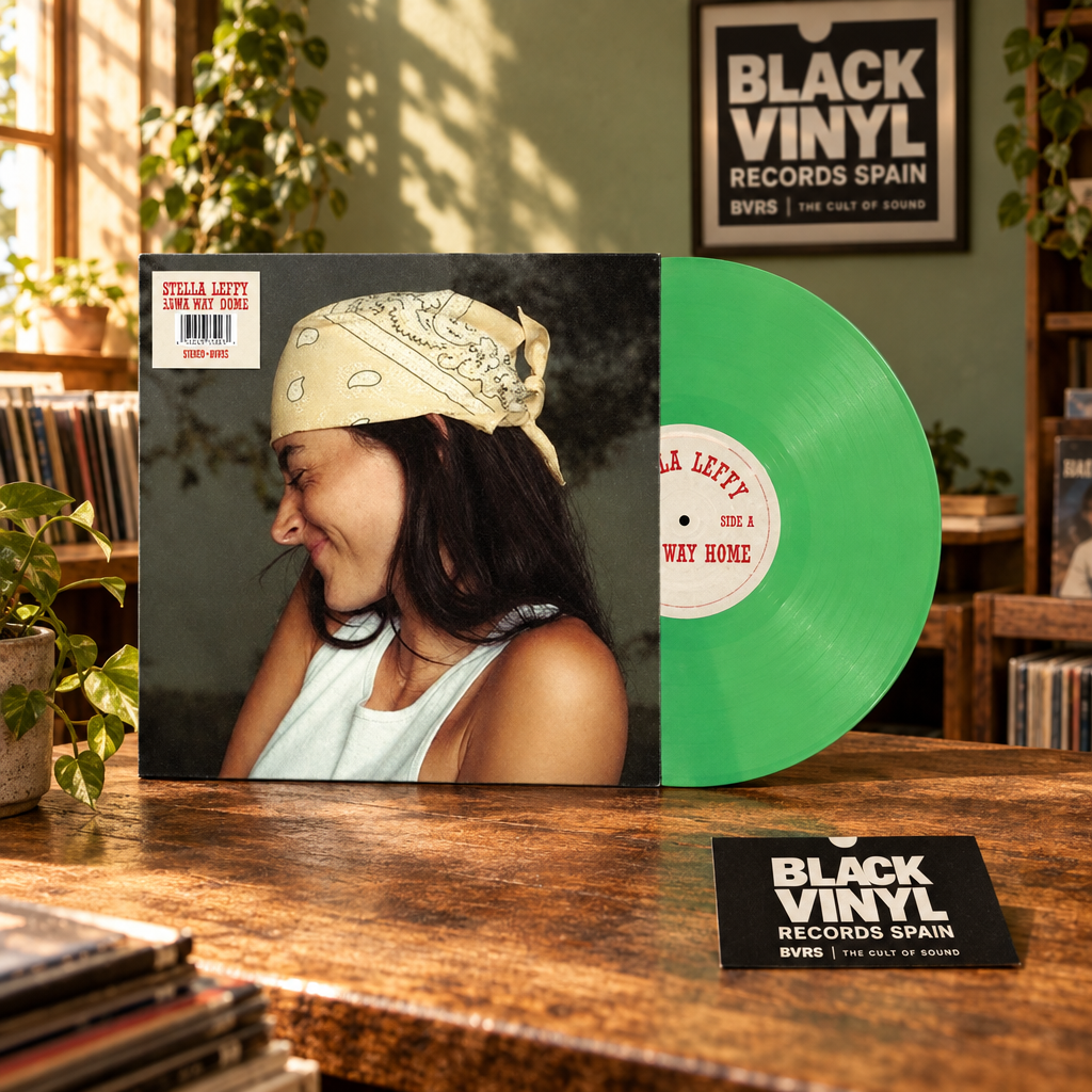 Vinilo verde y portada en una escena editorial BVRS sobre un mostrador de madera.