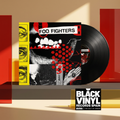 Escena editorial BVRS cálida de Foo Fighters Your Favorite Toy con portada y vinilo negro protagonistas