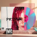 Escena editorial BVRS cálida de PRIMA con portada y vinilo rosa y turquesa protagonistas