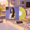 Vinilo amarillo de SOUR de Olivia Rodrigo en una escena lavanda con flores y diario