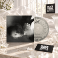 Packshot de Ariana Grande en una escena luminosa con pétalos blancos y tarjetas de Black Vinyl Records Spain