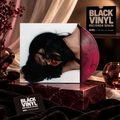 Vinilo rosa con portada fotográfica en escenario BVRS de telas marfil, terciopelo negro y mármol burdeos