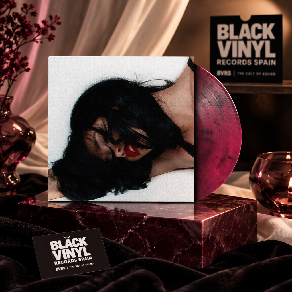 Vinilo rosa con portada fotográfica en escenario BVRS de telas marfil, terciopelo negro y mármol burdeos
