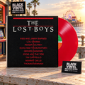 The Lost Boys, escena editorial BVRS con vinilo rojo y paseo marítimo de estética ochentera