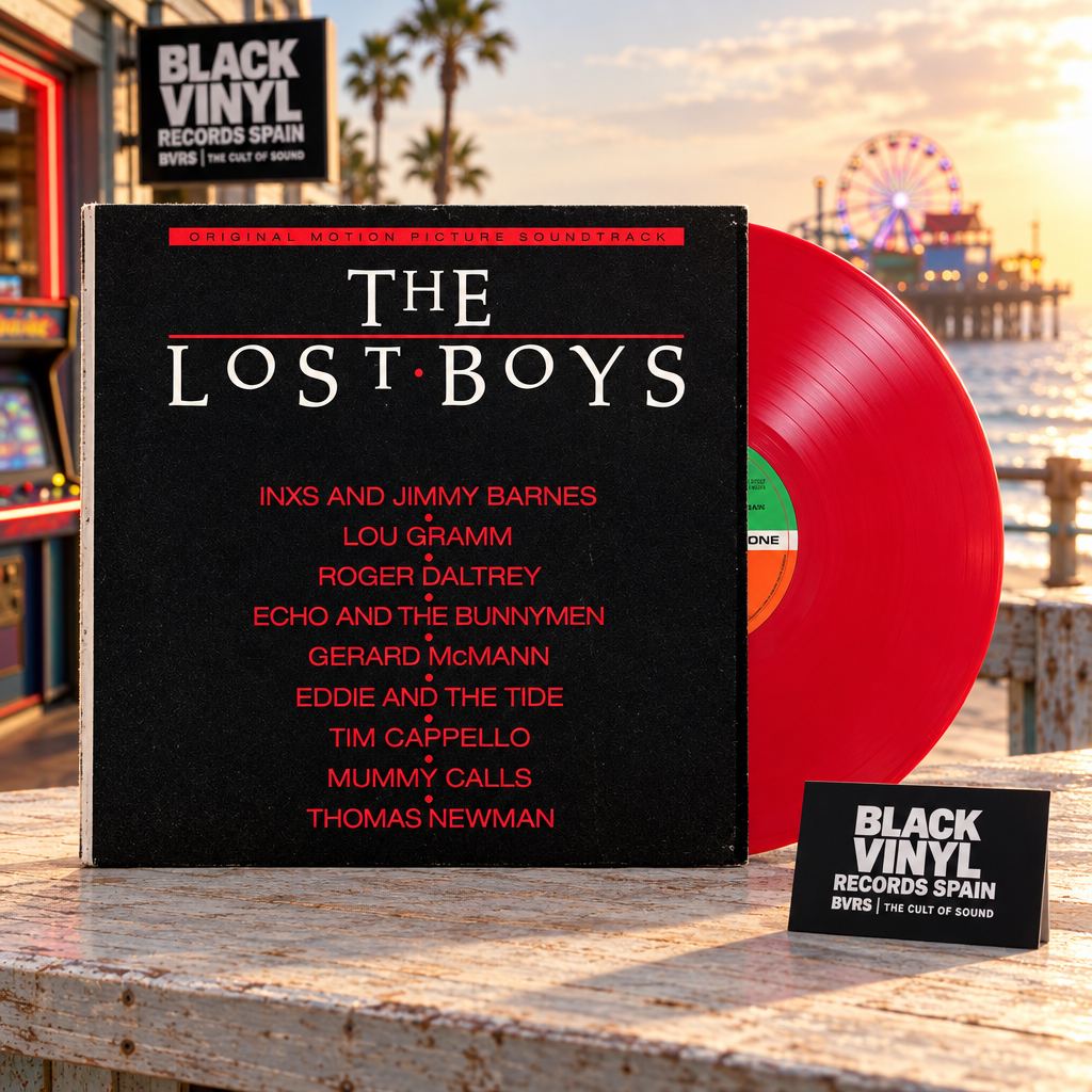 The Lost Boys, escena editorial BVRS con vinilo rojo y paseo marítimo de estética ochentera