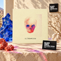 Portada de All Them Witches en un escenario desértico con cristal azul, minerales coral y tarjeta de Black Vinyl Records Spain