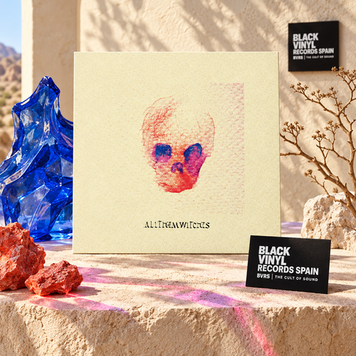 Portada de All Them Witches en un escenario desértico con cristal azul, minerales coral y tarjeta de Black Vinyl Records Spain