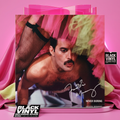 Escena editorial BVRS de Freddie Mercury Never Boring con portada protagonista y ambientación rosa neón