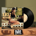 Escena editorial BVRS cálida de Kacey Musgraves Same Trailer Different Park con portada y vinilo negro protagonistas