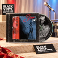Selena LIVE en CD con escenario luminoso rojo y azul y elementos de Black Vinyl Records Spain